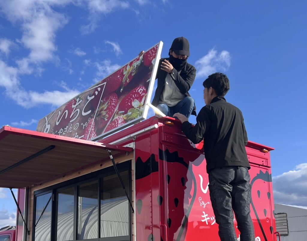 キッチンカーの看板はなぜ重要？イベント会場で埋もれないための「上部跳ね上げ看板」