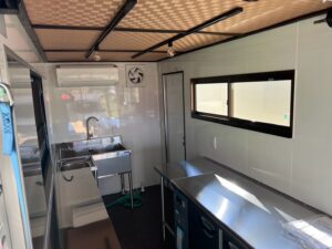 キッチンカーの内装にもこだわりを。木目やタイルでつくる自分だけのお店